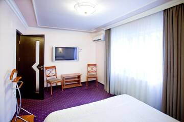 Фото номера Люкс (для 3 взрослых) Отель Hotel Parc Tecuci г. Tecuci 5